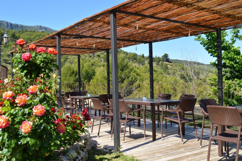 Terraza del hotel Masía la Mota